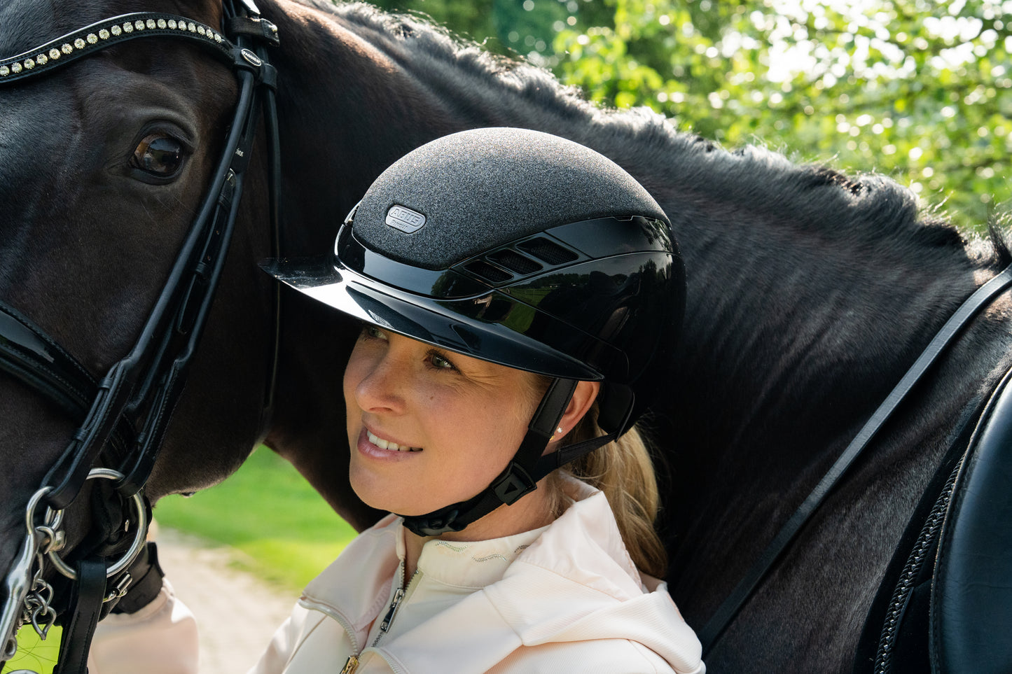 Abus x Pikeur Supreme Glam Rijhelm